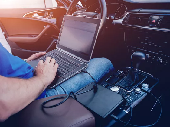 Komputer podłączony do samochodu