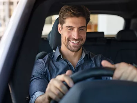 Uśmiechnięty kierowca