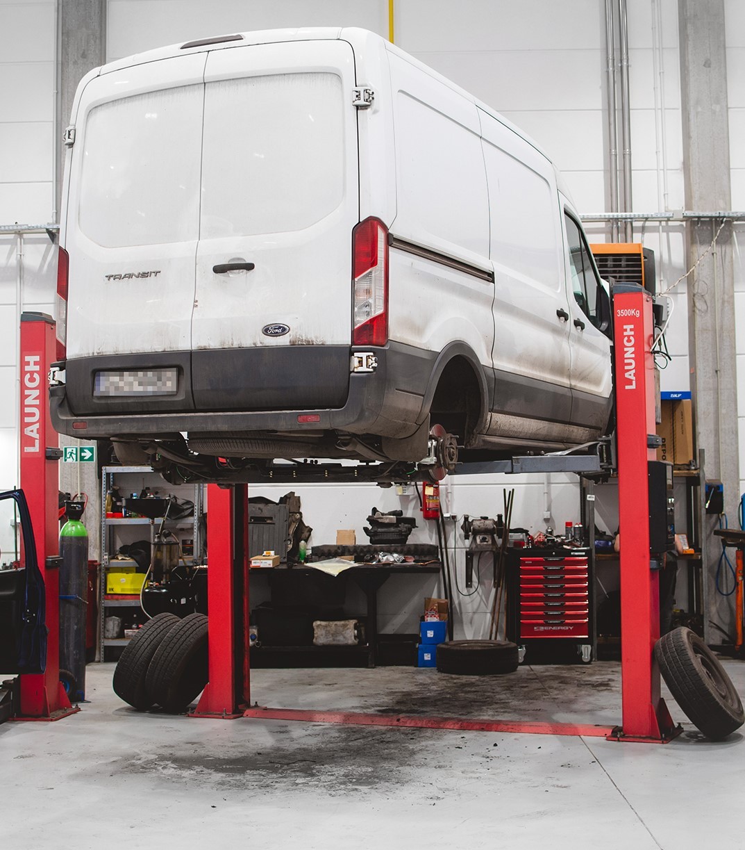 Podniesiony samochód