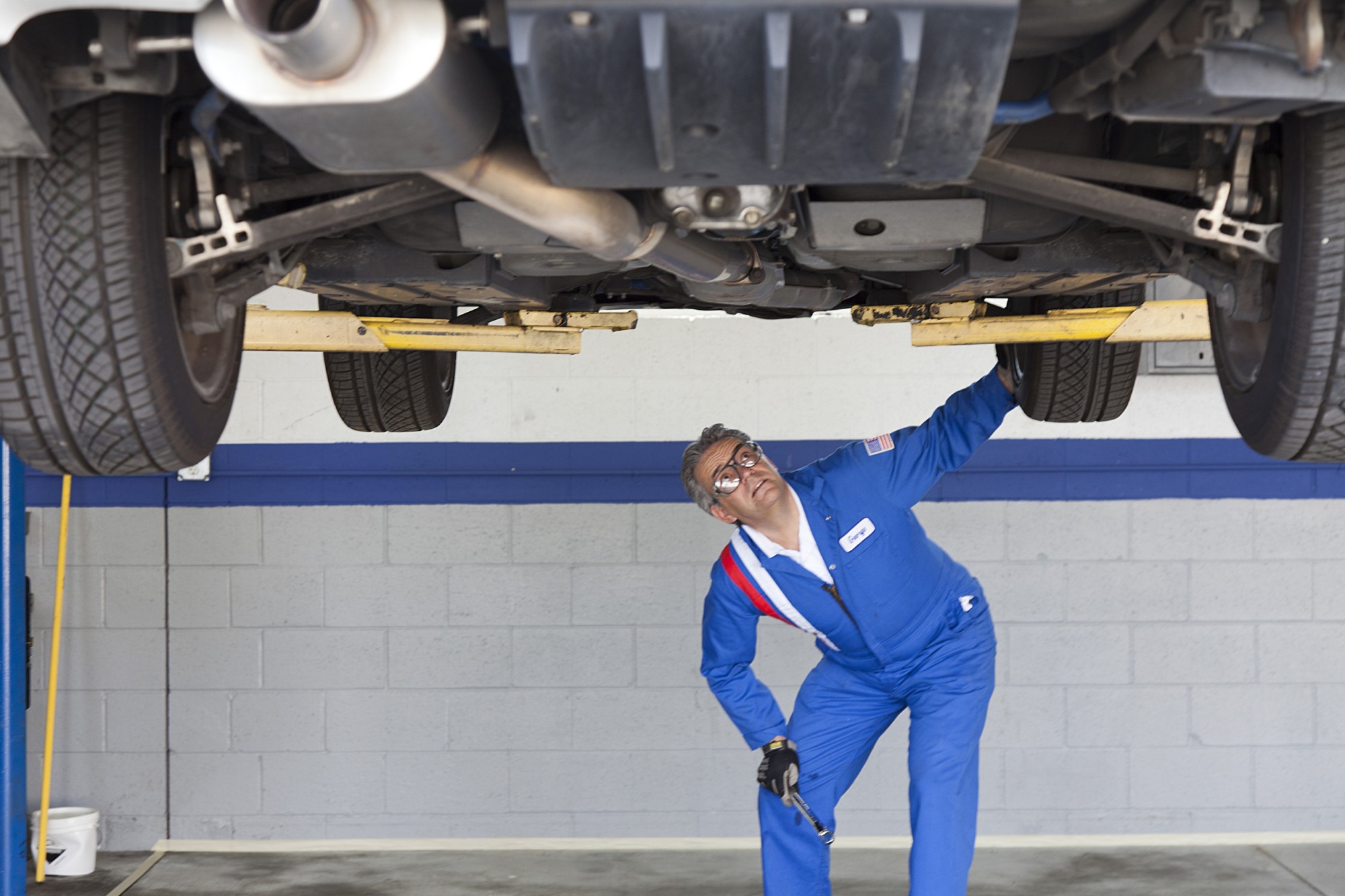 Montaż haków holowniczych w warsztacie Szczurek Garage, Zabrze, mechanik ogląda podwozie
