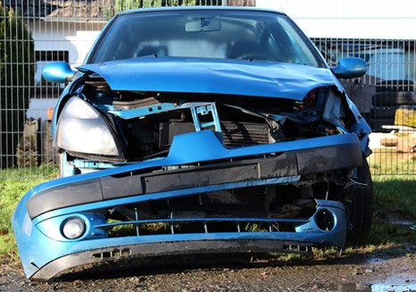 Samochód po wypadku przeznaczony do złomowania